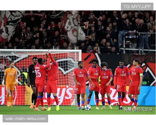 雨战洛里昂,布雷斯特球员多次滑倒引发主场球迷助威